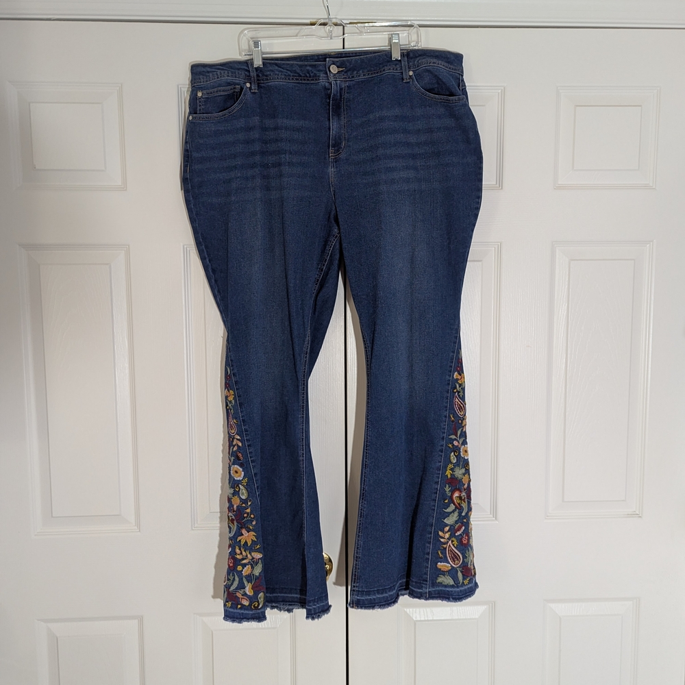 Embroidered Flare Leg Blue Jeans EUC